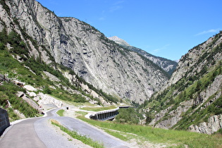 Blick talabwärts über den auf der Galerie der Gotthardstrasse geführten Abschnitt der Veloroute