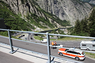 weiter oben, Blick auf die Gotthardstrasse und die auf deren Galerie geführte Veloroute