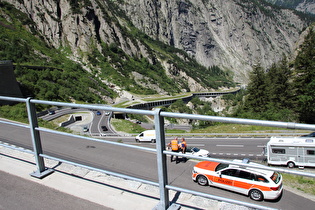 weiter oben, Blick auf die Gotthardstrasse und die auf deren Galerie geführte Veloroute