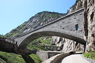 Veloroute über die zweite Teufelsbrücke, darüber die dritte Teufelsbrücke für den Stinkeverkehr, dahinter die Brücke der Schöllenenbahn