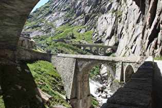 unter der dritten Teufelsbrücke, Blick auf die zweite Teufelsbrücke und die Brücke der Schöllenenbahn