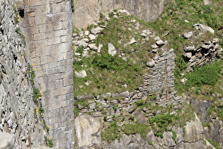 Fundamentreste der ersten Teufelsbrücke