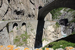 Veloroute und Teufelsbild neben der dritten Teufelsbrücke