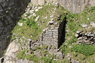 Zoom auf die Fundamentreste der ersten Teufelsbrücke