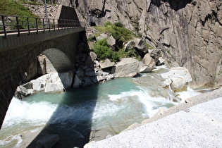 Blick über die Brücke der Schöllenenbahn