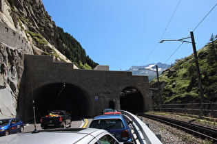 Urnerloch, Nordportal und Galerie der Schöllenenbahn, am Horizont der Gemsstock