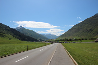 westlich von Andermatt, Blick ins Urseren auf Hospental und Richtung Furkapass