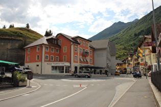 unteres Ende der Westrampe des Oberalppasses (links) in Andermatt