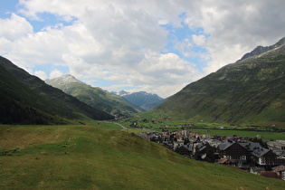 Blick über Andermatt und das Urseren auf die Westrampe des Furkapasses