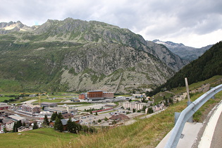 Blick über Andermatt auf den Bäzberg, dahinter der Spitzigrat …