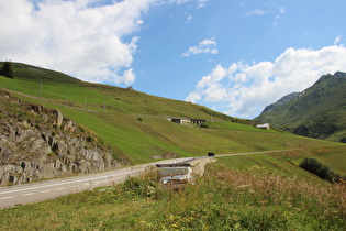 weiter oben, Blick bergauf auf die Westrampe mit Straße und Bahnstrecke, …