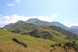 … Blick über das Oberalptal auf den Höreli, dahinter der Rossbodenstock, …