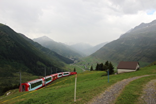 weiter oben, Blick ins Urseren bei aufziehendem Regenschauer