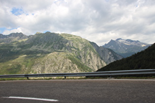 Blick auf den Bäzberg, dahinter der Spitzigrat, am Horizont Salbitschijen und Rohrspitzli