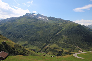 Blick auf den in die Unteralpreuss mündenden Gurschenbach, den Geissgrat und dahinter den Gemsstock mit dem Gurschenfirn