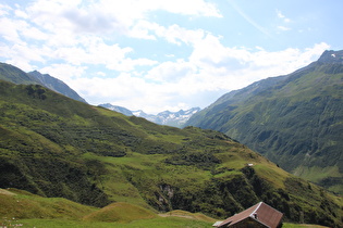 Blick über Oberalptal und Unteralptal auf Berge des Gotthardmassivs …