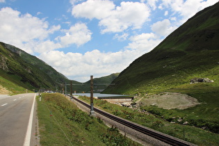 Oberalpsee mit Staumauer und Bunker der Sperrstelle Oberalppass