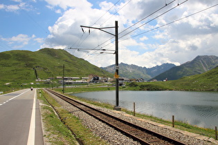 Blick über den Oberalpsee auf den Calmut und die Passhöhe …