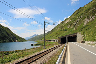 … und Blick über den Oberalpsee bergab