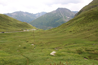 … Blick bergab über die Ostrampe zum Piz Cavradi