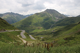 weiter unten, Blick über Kehren der Ostrampe zum Rein da Tuma und den Piz Cavradi