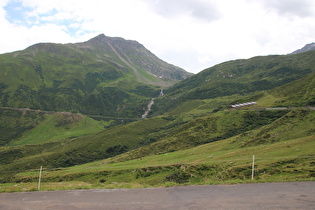 … und Blick auf den Rein da Tuma und den Piz Cavradi