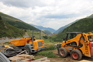 Straßenbaustelle oberhalb von Tschamut, Blick talabwärts auf Tschamut …