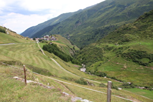 weiter unten, Blick auf Tschamut und den Vorderrhein …