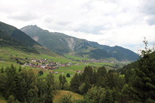 oberhalb von Dieni, Blick talabwärts auf Rueras und Sedrun