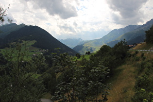 etwas weiter unten, Blick talaufwärts auf v. l. n. r.: Cavorgnia, Surrein, Dieni und Bugnei