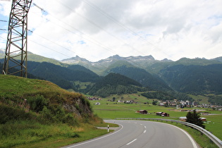 Blick auf Disentis/Mustér, darüber das Clavaniev, westlich davon der Muota dil Tir, darüber v. l. n. r.: Piz Acletta, Piz Cavardiras und Piz Run