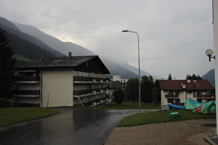 … und Blick talabwärts ins Vorderrheintal