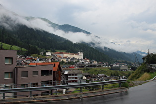 … und Blick talabwärts zum Bahnhof Disentis/Mustér, darüber das Kloster Disentis