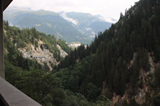 Blick durch die Medelserschlucht auf Disentis/Mustér mit dem Kloster Disentis