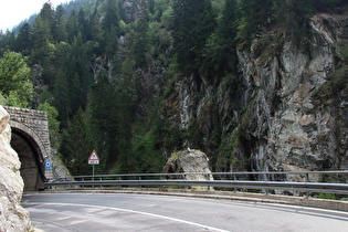 zwischen den beiden oberen Tunneln in der Medelserschlucht, Blick talabwärts …