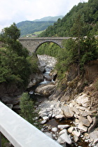 … und Blick flussaufwärts aus der Medelserschlucht heraus