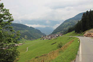 … und Blick talabwärts über Curaglia ins Vorderrheintal