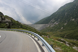 Staumauer des Lai da Sontga Maria, künstlicher Talschluss des Val Medel