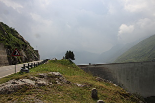 Staumauer des Lai da Sontga Maria, über den See aufziehender Regen