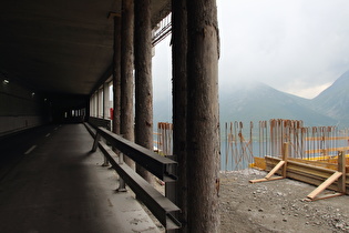 Blick aus der Galerie nördlich der Passhöhe über den See