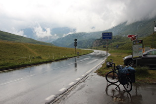 Lukmanierpass, Passhöhe; Blick nach Süden ins Valle di Blenio, …