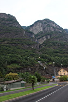 in Biasca, Blick auf die Wasserfälle des Ri della Froda