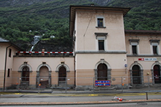 Etappenstart in Biasca, Blick auf Bahnhof und Wasserfall des Ri della Froda …