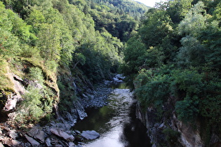 Blick von der Brücke flussaufwärts …