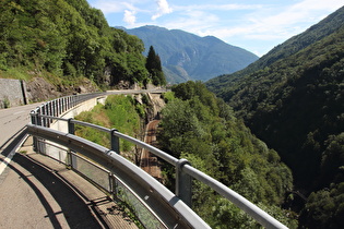 … und Blick talabwärts auf die Ponte Romano