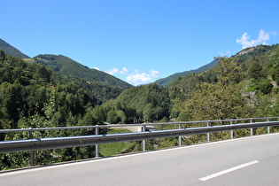 Blick talaufwärts zur Staumauer des Lago di Palagnedra