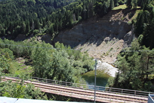 … und Blick auf das Gleis der Vigezzina, der Fortsetzung der Centovallina in Italien und den Melezzo orientale flussabwärts