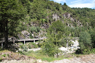 nach der ersten Flussüberquerung über die Ponte di Pioda Blick auf Melezzo orientale und Brückenteil