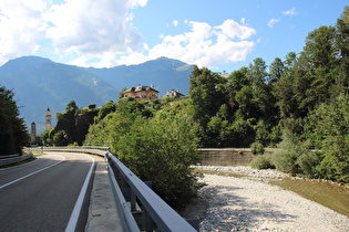 Blick über Masera zum Pizzo Albiona (am Horizont in Bildmitte) …