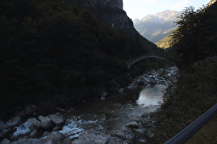 eine alte Brücke über die Diveria